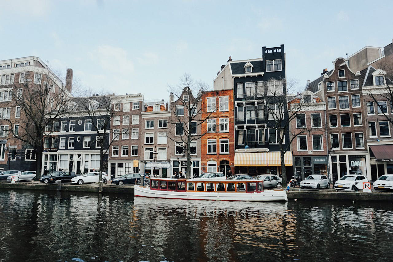 Boot-huren-met-een-vaarder-in-het-prachtige-Amsterdam